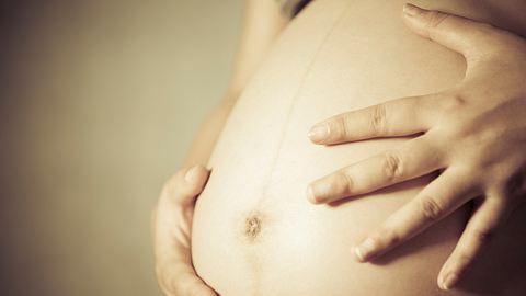 Die Linea Negra entsteht ab den fünften Schwangerschaftsmonat. - Foto: chinaface/ istock