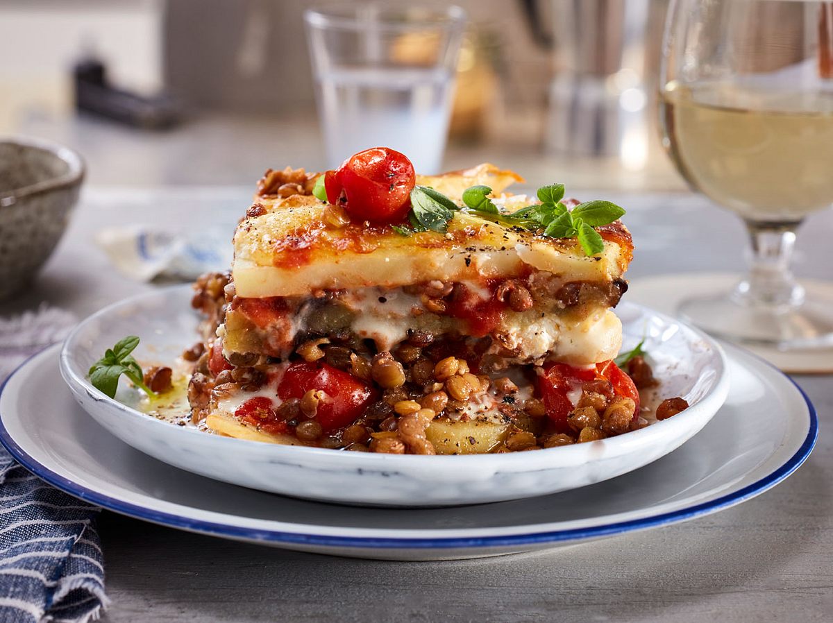 Linsen-Moussaka ist die vegetarische Antwort auf das Original mit Hackfleisch.