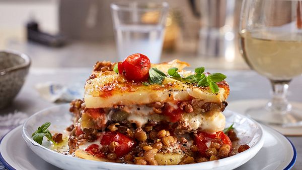 Linsen-Moussaka ist die vegetarische Antwort auf das Original mit Hackfleisch. - Foto: House of Food / Bauer Food Experts KG