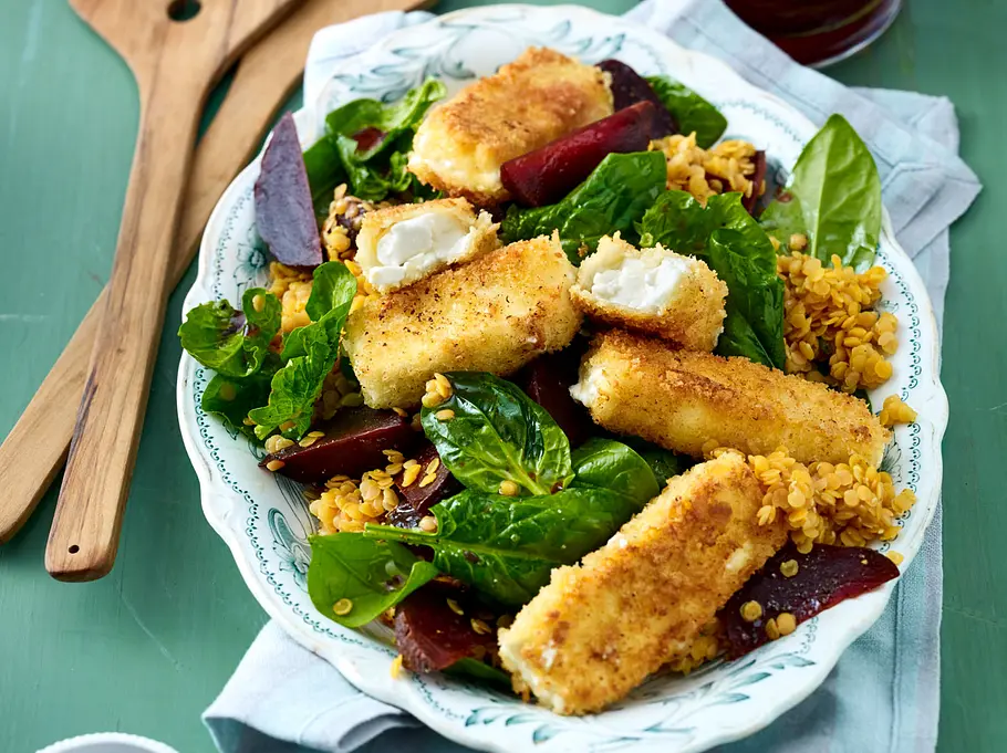 Linsensalat mit gebratenen Fetastreifen Dieser Linsensalat schmeckt besonders gut mit panierten Fetastreifen.