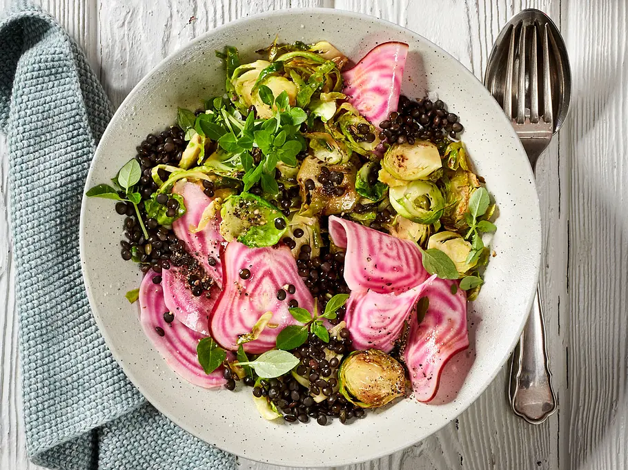 Linsensalat mit Rosenkohl und Ringelbete Linsen schmecken auch wunderbar in Kombination mit Ringelbete und Rosenkohl.