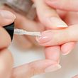 Lipgloss Nails: Dieser Nagellack-Trend verpasst deinen Nägeln eine Hochglanz-Maniküre - Foto: monzenmachi/iStock