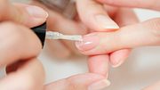 Lipgloss Nails: Dieser Nagellack-Trend verpasst deinen Nägeln eine Hochglanz-Maniküre - Foto: monzenmachi/iStock