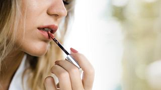 Lipgloss selber machen: Mit diesen DIY-Rezepten gehts ganz einfach! - Foto: skynesher/iStock