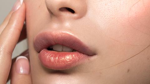 Lippen vergrößern ohne OP: Diese genialen Beauty-Tricks und Hausmittel zaubern vollere Lippen - Foto: svetikd/iStock