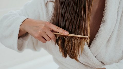 Liquid Hair: Dieser elegante Frisurentrend lässt dich an den Feiertagen funkeln! - Foto: Mariia Siurtukova/Getty Images (Themenbild)