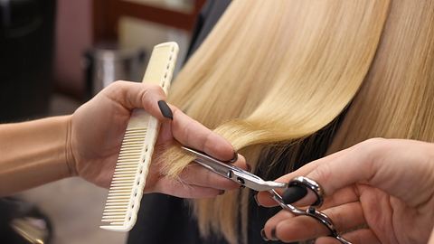 Frau beim Friseur (Themenbild) - Foto: Liudmila Chernetska / iStock