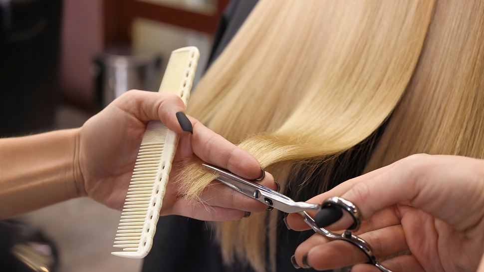 Frau beim Friseur (Themenbild) - Foto: Liudmila Chernetska / iStock