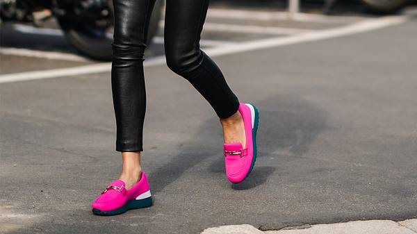 Loafer sind ein Trend, der nie wirklich aus der Mode kommt. So kannst du sie für jede Gelegenheit kombinieren! - Foto: Getty Images / Edward Berthelot