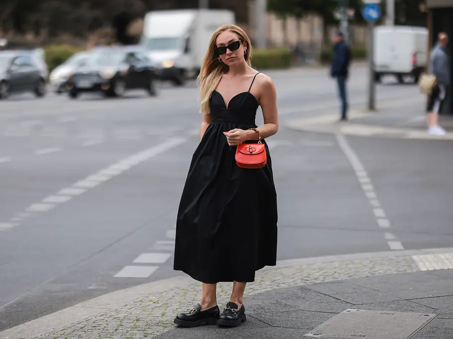 Loafer zum Kleid kombinieren.