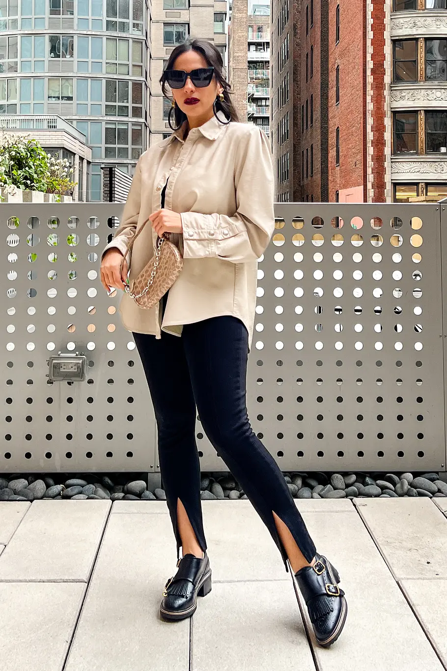 Loafers mit Monkstraps zur Hose mit Schlitz.