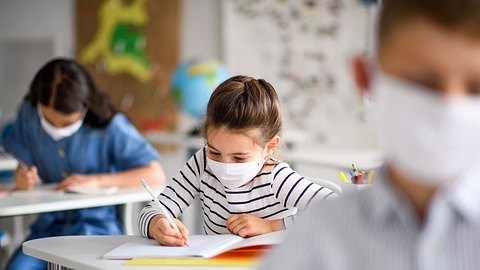 Lockdown-Studie: So wenig lernen Kinder während der Pandemie - Foto: iStock/Halfpoint