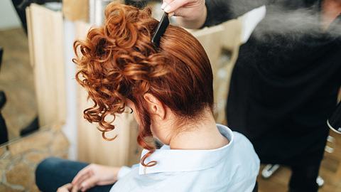 Frau die Locken gemacht bekommt - Foto: mladenbalinovic/iStock (Themenbild)