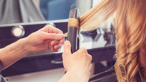 Locken mit Glätteisen: so gelingen die perfekten Wellen - Foto: AnSyvanych/iStock