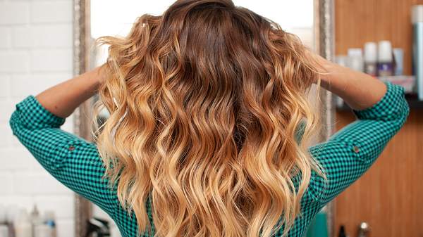 Locken ohne Hitze: 5 einfache Tricks für Locken über Nacht - Foto: oksy001/iStock