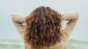 Locken Shampoo - Foto: iStock/ iprogressman Locken Shampoo - Foto: iStock/ iprogressman