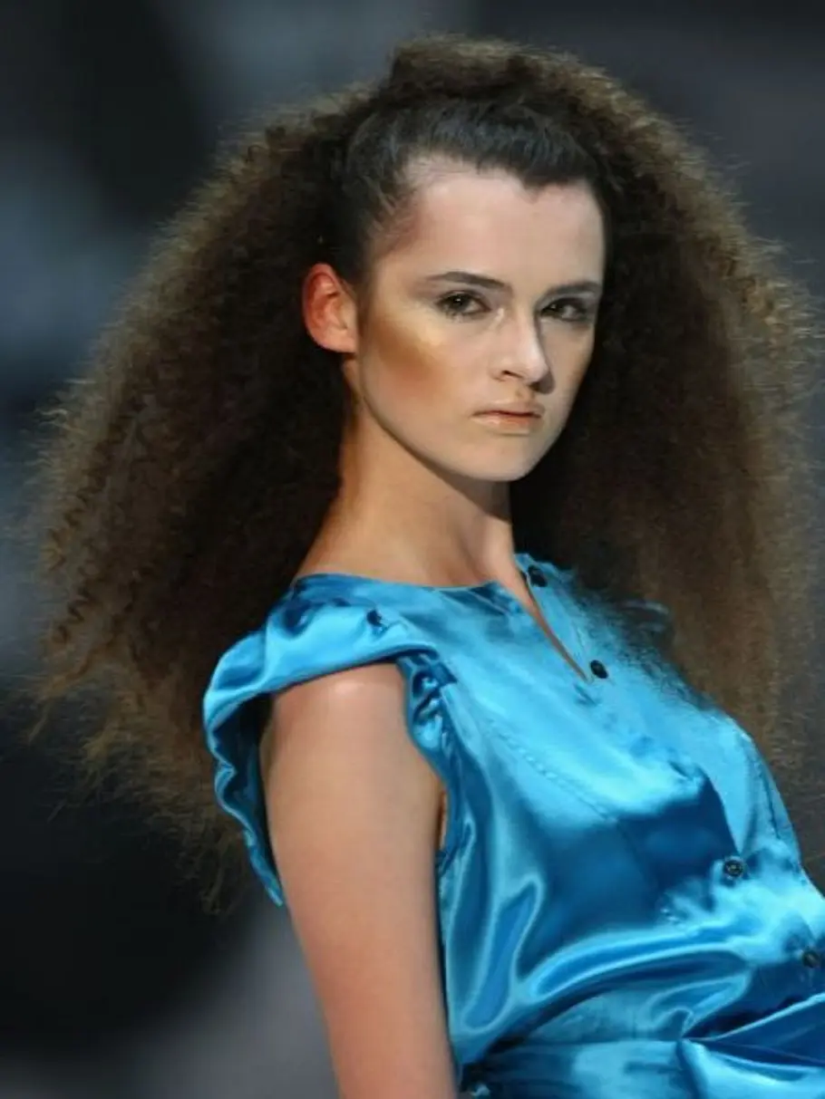 Locken sind anscheinend okay, aber eine Krause ist dann zu viel des Guten. Model mit voluminös gekreppten Haaren.