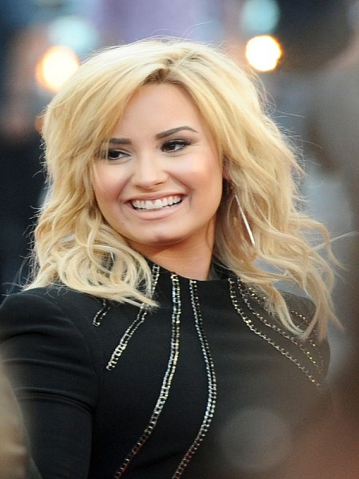 lockenfrisuren mittellang demi lovato