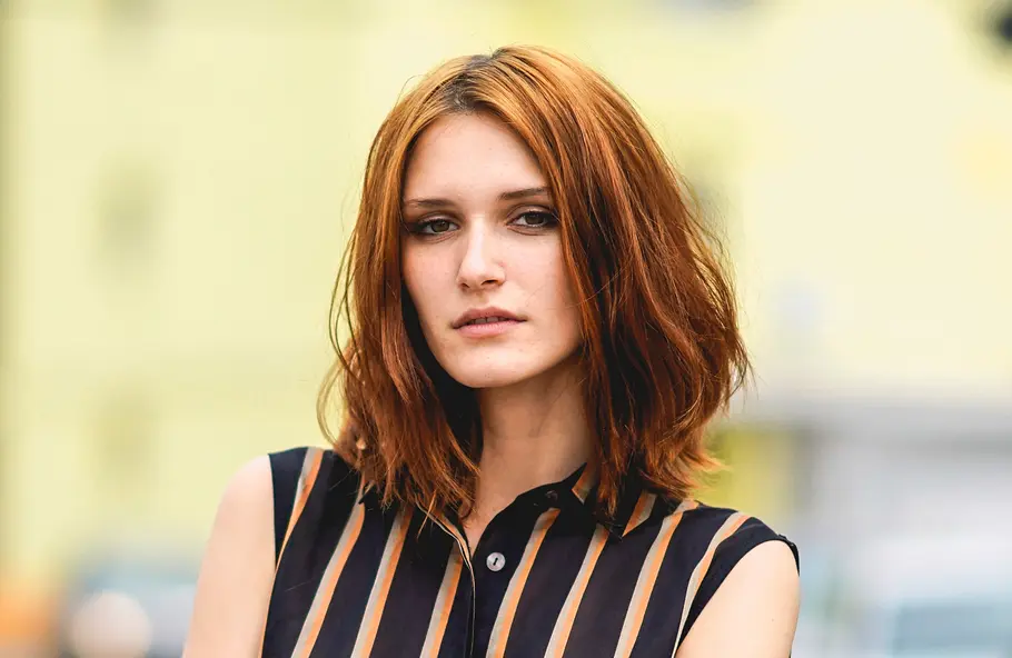 Long Bob 2024: Gestuft und fransig Der gestufte Long Bob bleibt 2024 Trend.