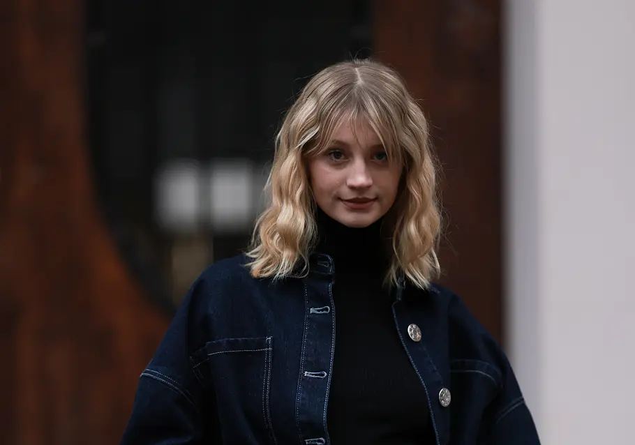 Beigeblonder Long Bob mit Pony und hellblonden Highlights