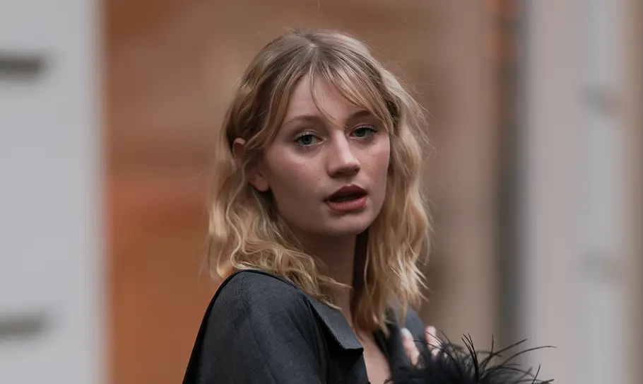 Blonder Long Bob mit Wellen und Curtain Bangs Long Bob blonde Strähnchen: Die schönsten Frisuren und Stylings