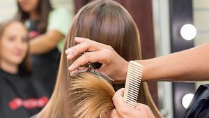 Long Bob blonde Strähnchen: Die schönsten Frisuren und Stylings - Foto: iStock/Elena KHarchenko