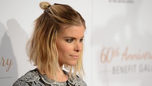 Schauspielerin Kate Mara trägt einen Long Bob mit Half Bun und leicht gewellten Haaren - Foto: Jason Merritt/Getty Images for Humane Society
