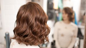 Long Bob: Locken machen bei diesen 7 Frisuren den absoluten Wow-Look! - Foto: oksy001/iStock