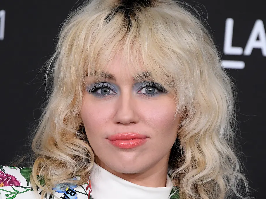 Long Bob für lockiges Haar: Der Shaggy Bob setzt auf wilde Stufen Long Bob für lockiges Haar: Der Shaggy Bob setzt auf wilde Stufen