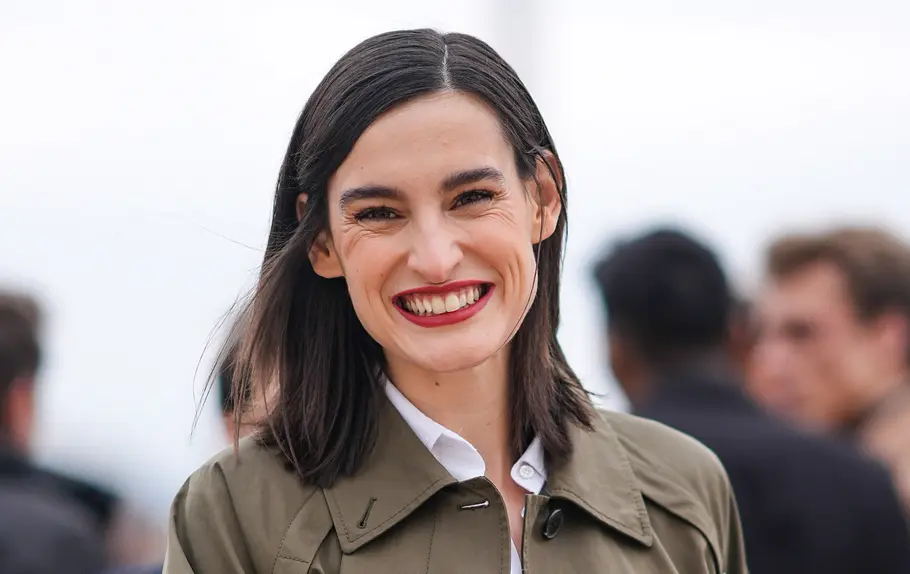Long Bob mit schwarz-grauem Haar Long Bob mit schwarzen Haaren: DAS sind die schönsten Varianten 2024