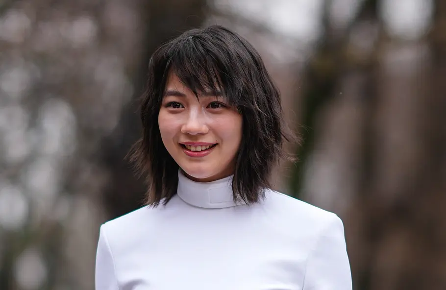 Fransiger Long Bob mit schwarzem Haar Long Bob mit schwarzen Haaren: DAS sind die schönsten Varianten 2024