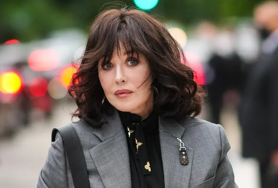 Lockiger Long Bob mit schwarzem Haar Long Bob mit schwarzen Haaren: DAS sind die schönsten Varianten 2024