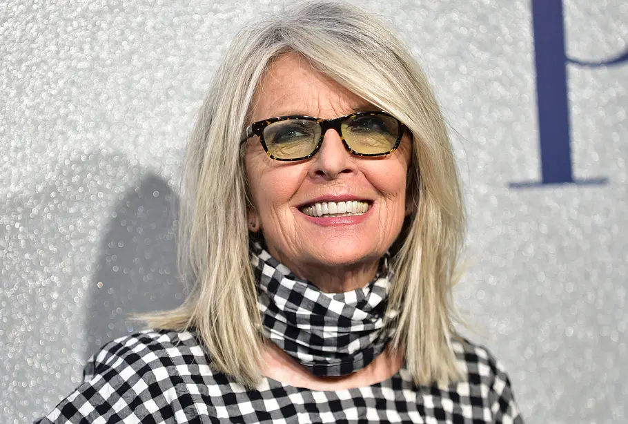 Diane Keaton trägt einen Long Bob und Brille.