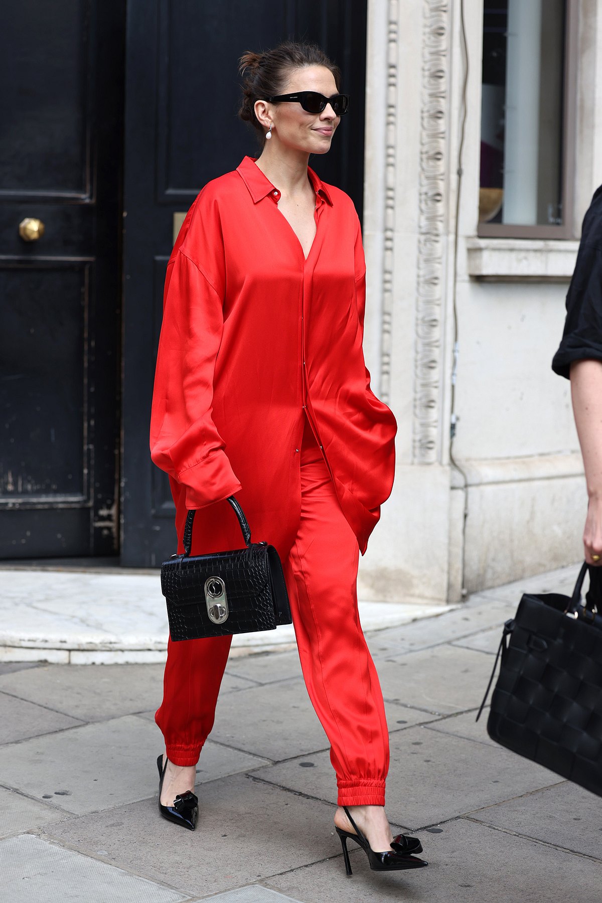 Lady in red: Monochromer Look mit Satinbluse