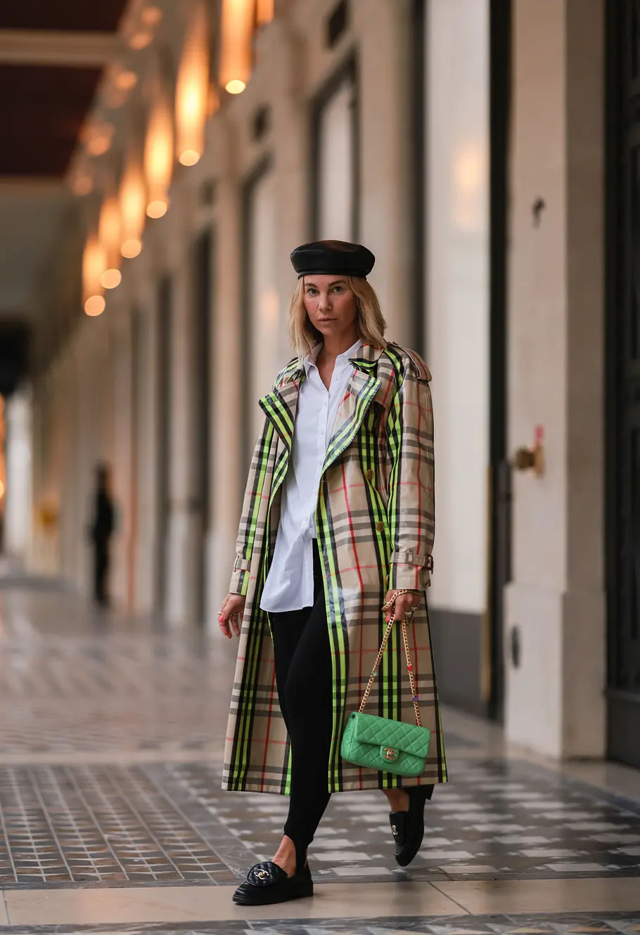 Elegant und trendy: Weiße Bluse mit Trenchcoat und Farbakzenten