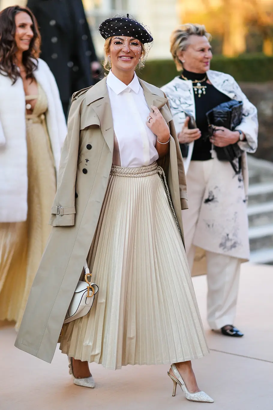 Look mit Plisseerock und Baskenmütze Sophisticated: Dieser Look mit Plisseerock und Baskenmütze sieht mehr als kultiviert aus.