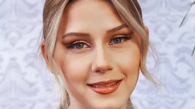 Loredana Wollny lächelt entspannt in die Kamera. Ein Foto aus besseren Tagen. - Foto: RTLZWEI