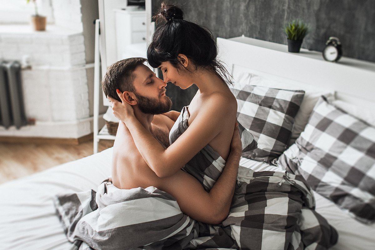 Mann und Frau machen Liebe in der Lotusstellung