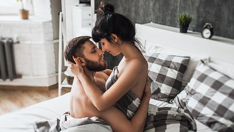 Mann und Frau machen Liebe in der Lotusstellung - Foto: Mikhail Sotnikov/iStock