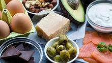 Low Carb Lebensmittel: Avocado, Käse, Eier, Quark, Oliven, dunkle Schokolade - Foto: IGphotography/iStock