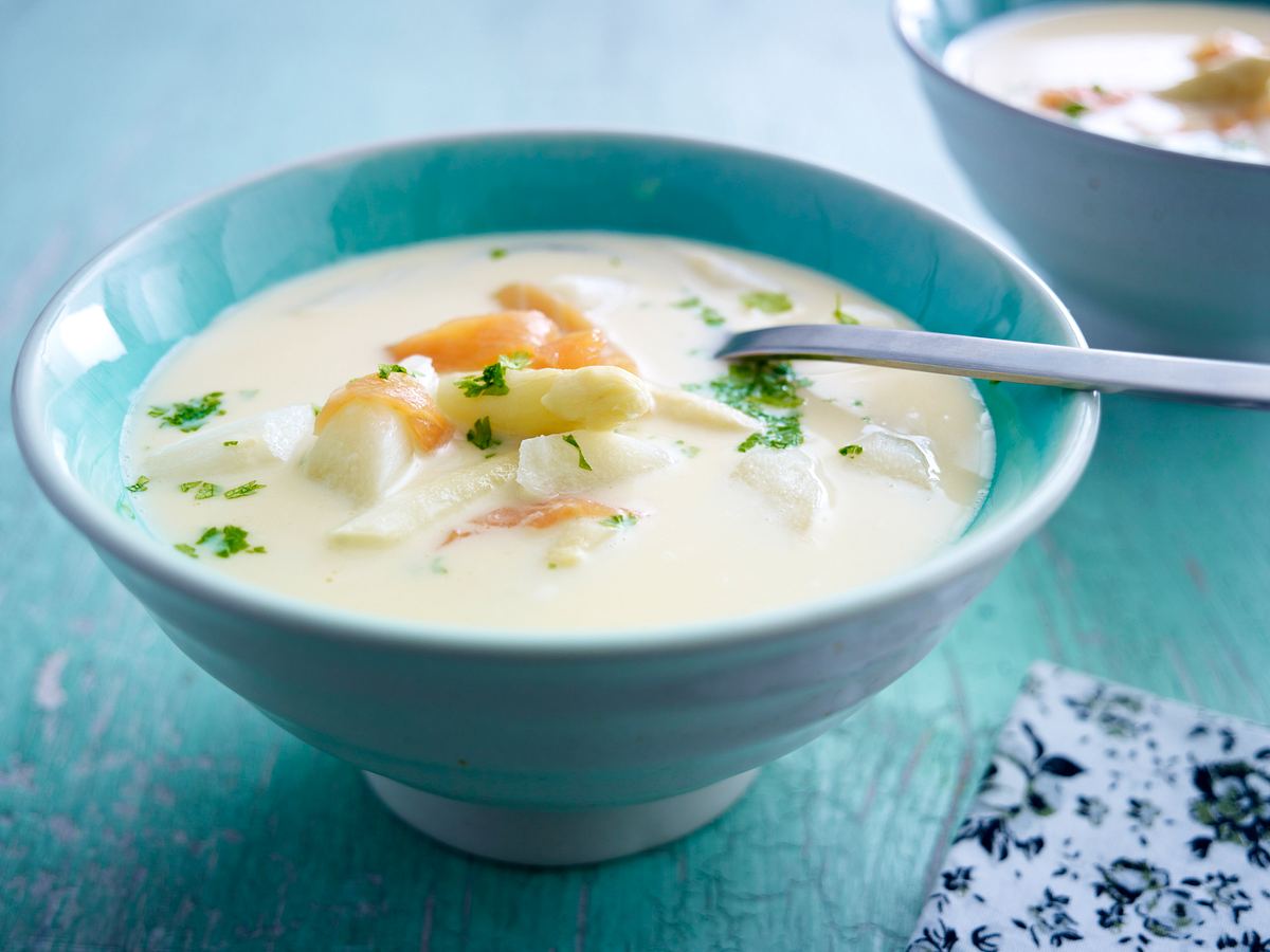 Einfache Spargelcremesuppe mit Räucherlachs