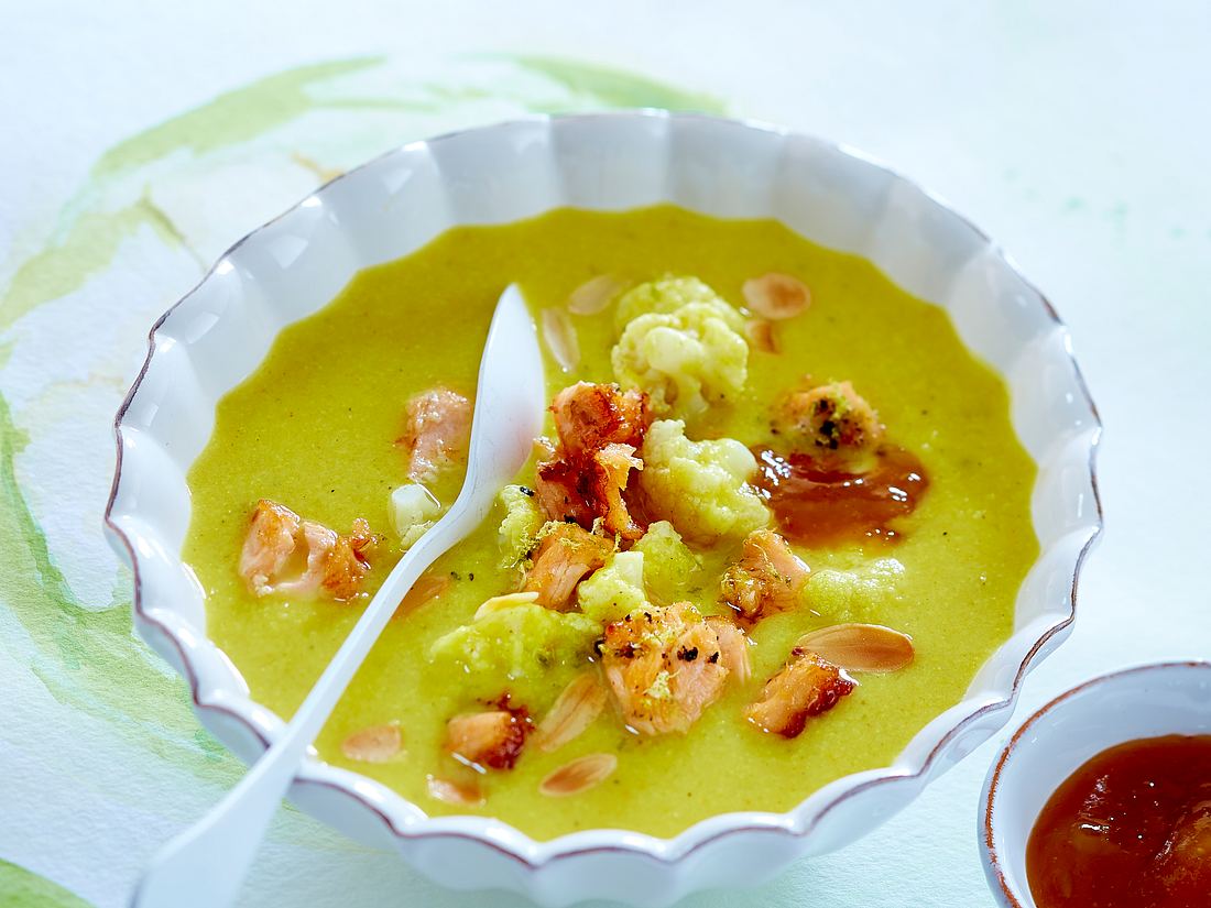 Low Carb Blumenkohl-Curry-Suppe Low Carb Blumenkohl-Curry-Suppe