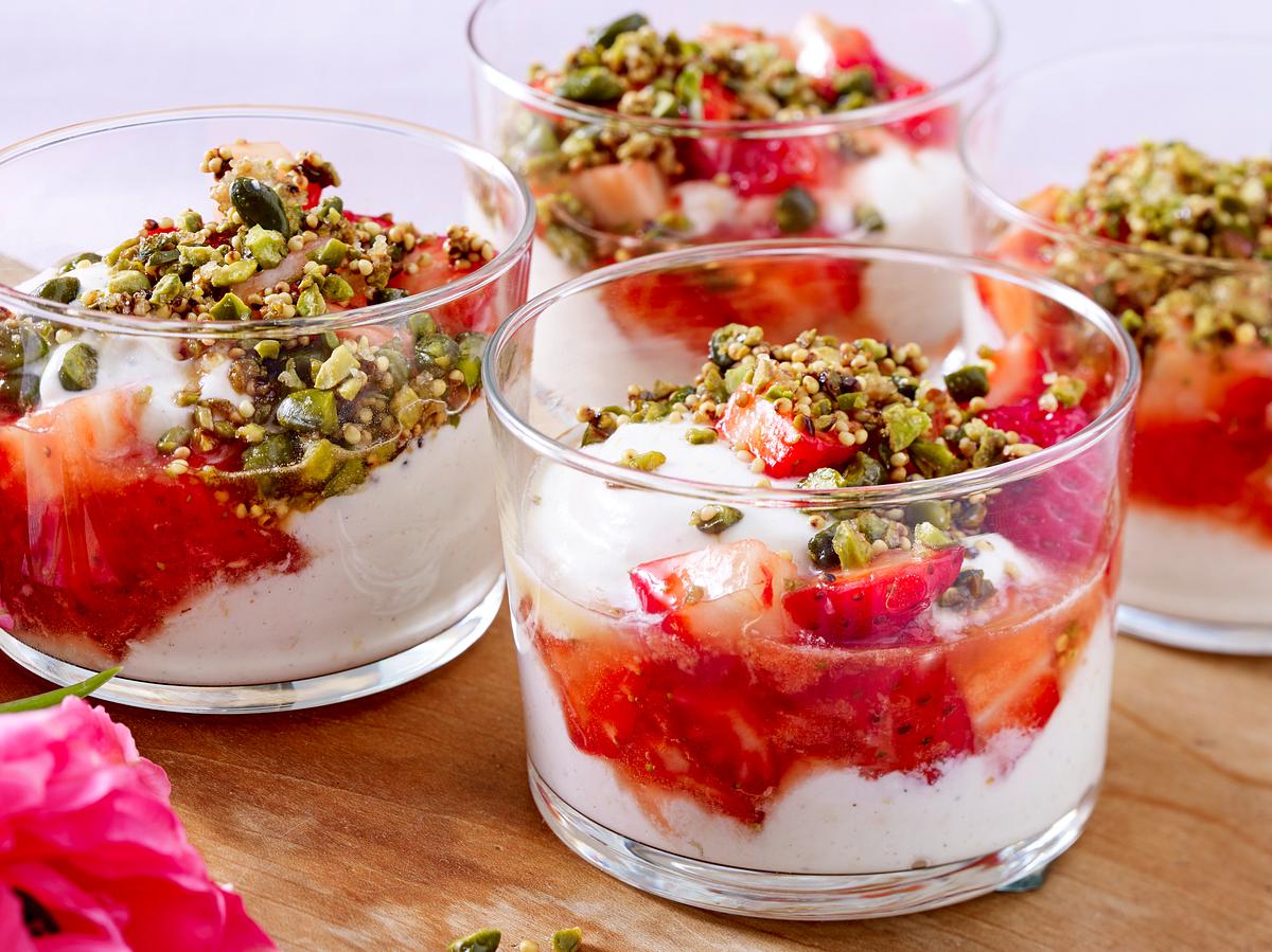 Low Carb Dessert im Glas: Erdbeer-Orangencreme mit Knusper-Hirse