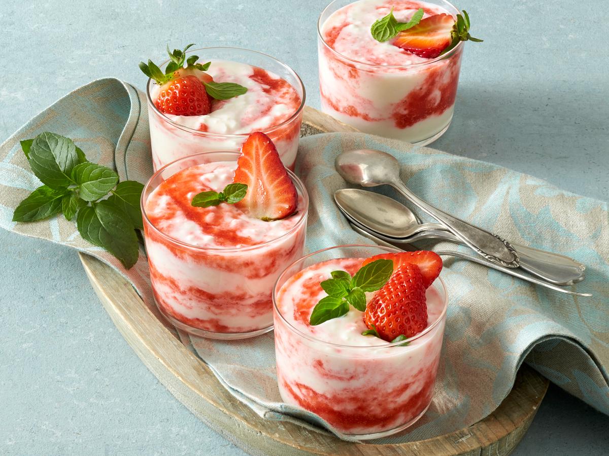Low Carb Dessert im Glas: Frischkäse-Joghurtcreme mit Erdbeeren