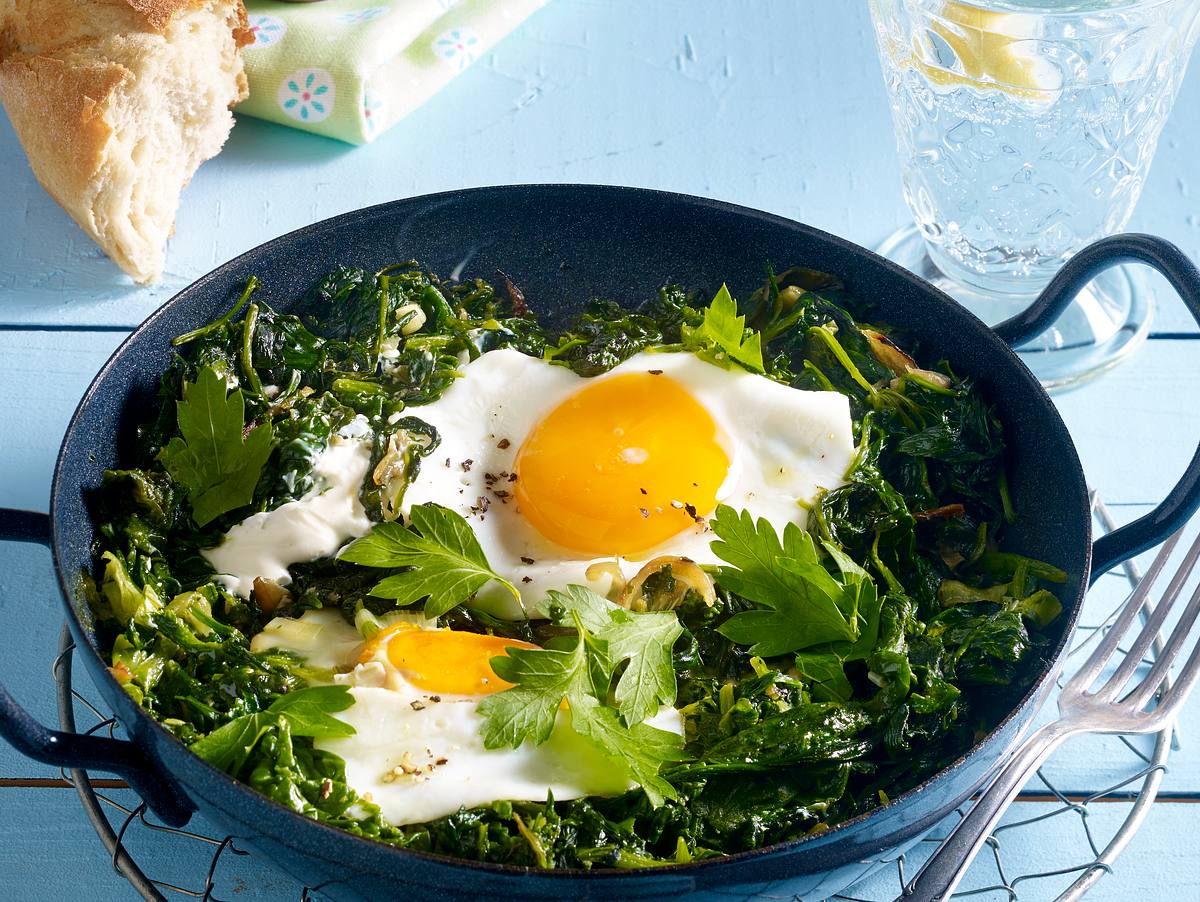 Low Carb Ernährungsplan Abendessen: Spiegeleier mit Spinat