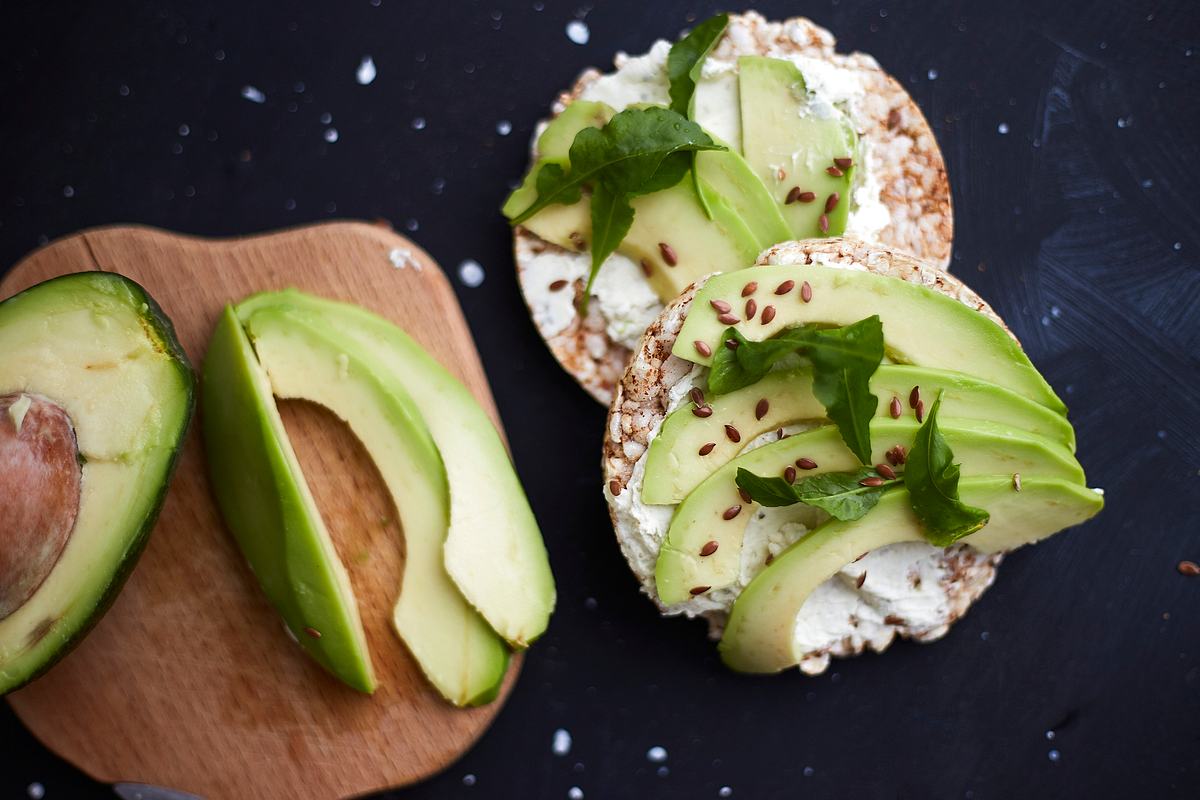 Brot mit Avocado und Frischkäse