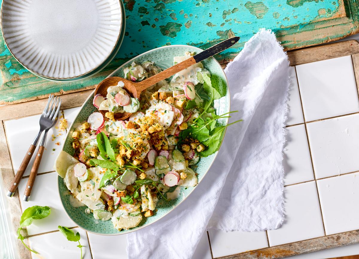 Low Carb Kohlrabisalat mit Räuchertofu-Croûtons