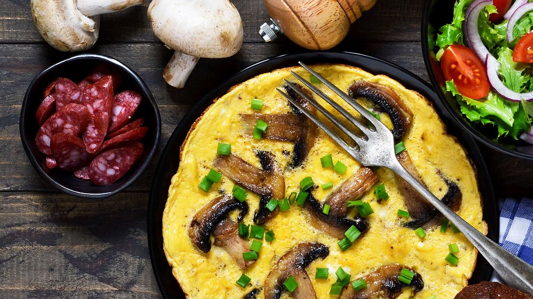 Mit unseren Low Carb Omelette Rezepten nimmst du mit Genuss ab. - Foto: iStock/zefirchik06