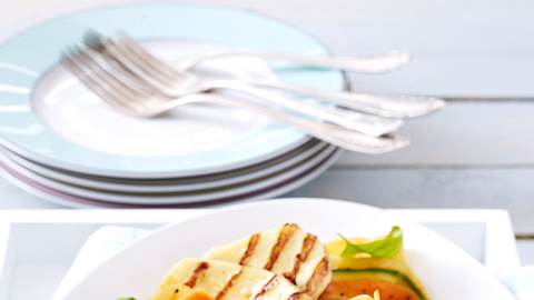 low carb pasta gegrillter halloumi kaese auf gemuesenudeln rezept h - Foto: Food & Foto, Hamburg