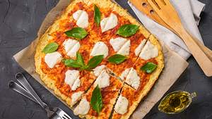 Hausgemachte Blumenkohl Pizza Kruste mit mozarella  - Foto: Fascinadora/iStock